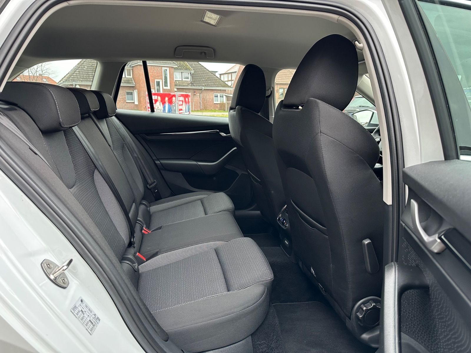 Fahrzeugabbildung SKODA Octavia Combi 1.5 TSI Selection DSG AHK/ACC/LED