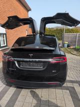 Tesla Model X - - Tesla Model X mit Schiebedach