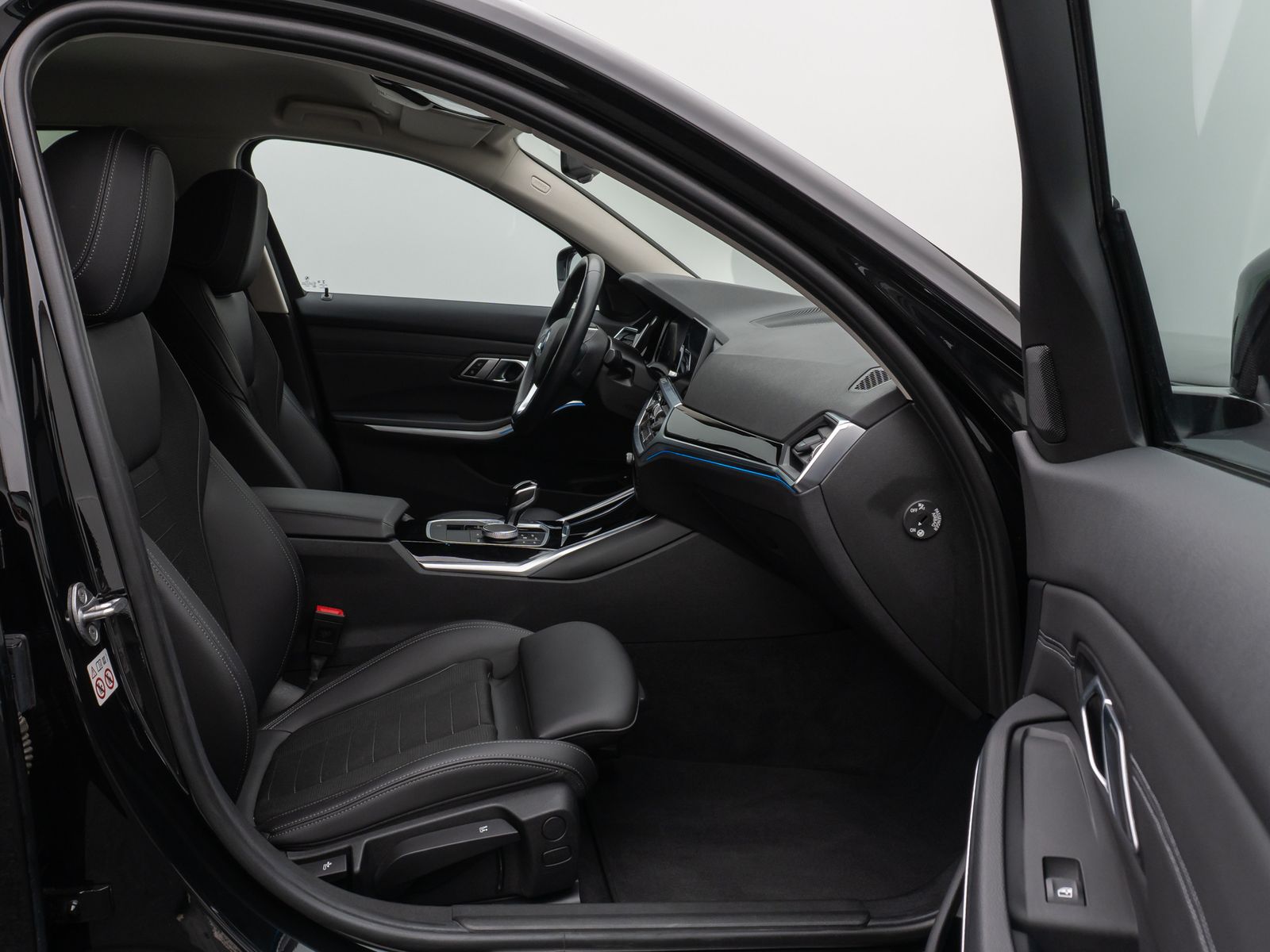 Fahrzeugabbildung BMW 330e Sport Line DAB HiFi WLAN Stop&Go PDC Alarm