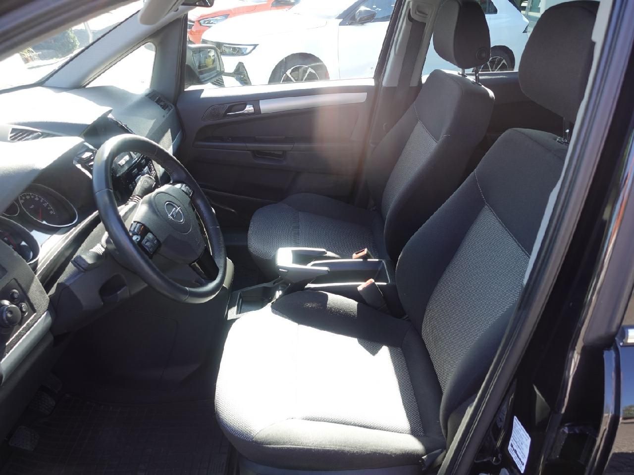 Fahrzeugabbildung Opel Zafira B 1,8 Design Edition 7-Sitzer