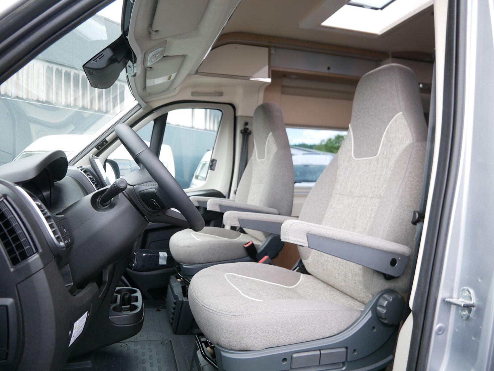 Fahrzeugabbildung Malibu Van first class - two rooms 640 LE RB D6E,Navi