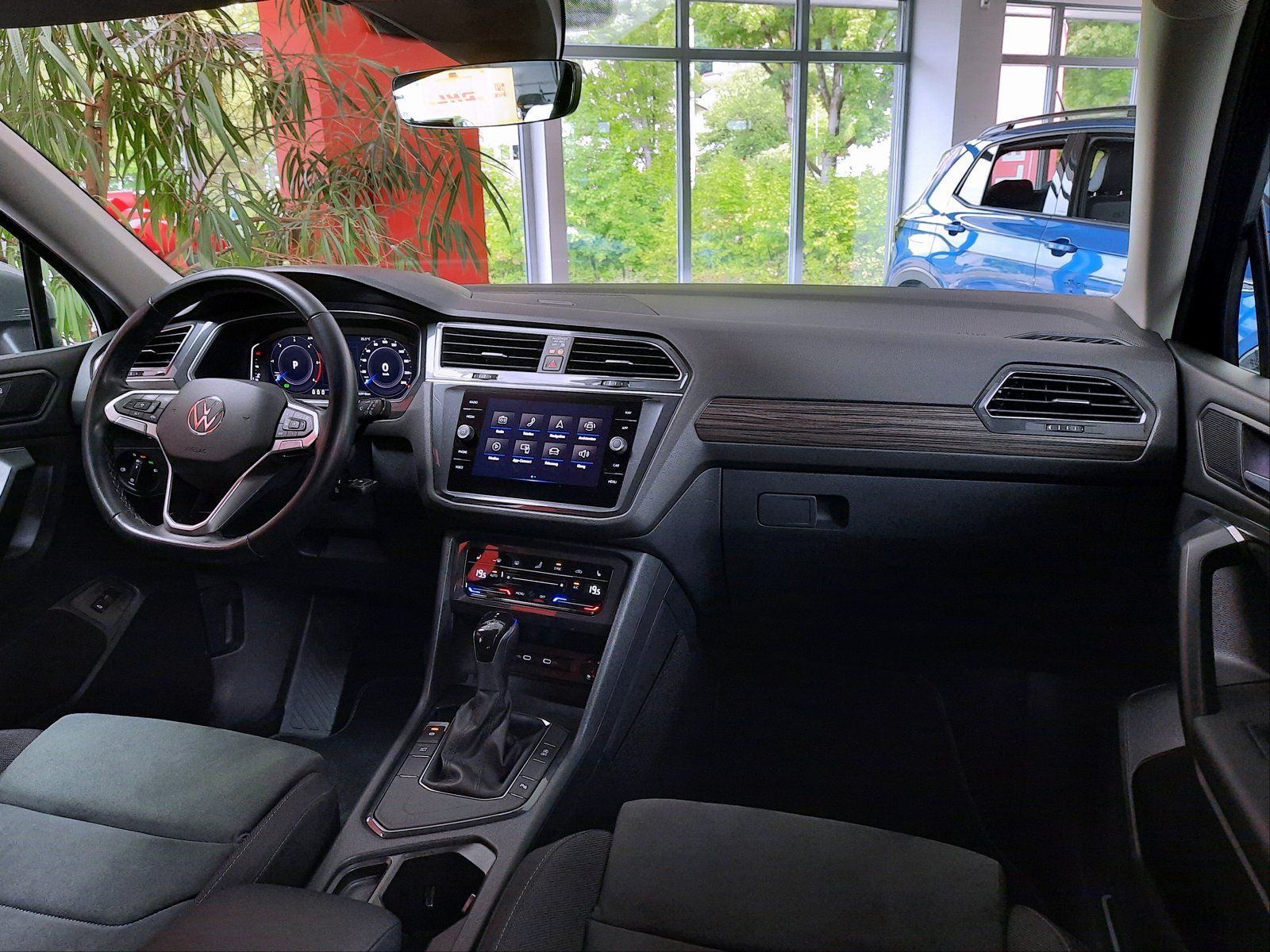Fahrzeugabbildung Volkswagen Tiguan Allspace Life TDI DSG *AHK*Navi*LED*PDC*