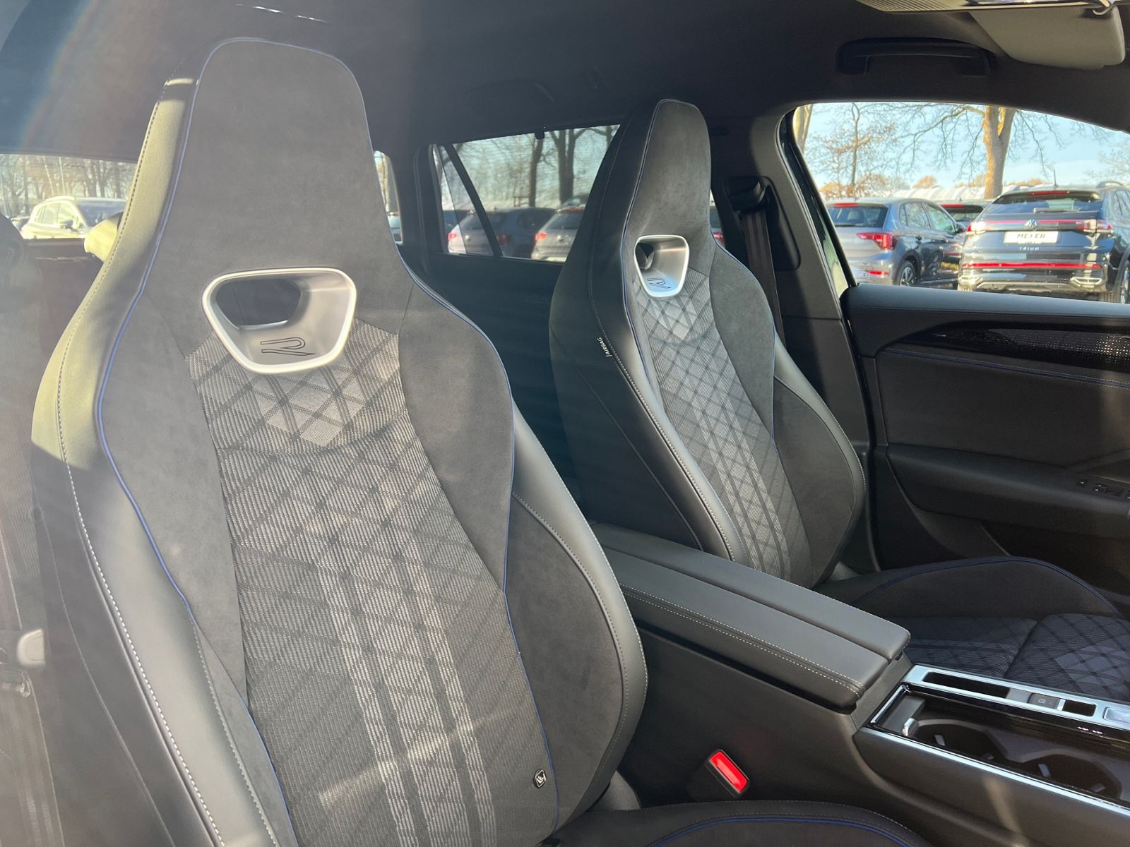 Fahrzeugabbildung Volkswagen Passat Variant R-Line 2.0 TDI DSG 4MOTION *AHK,