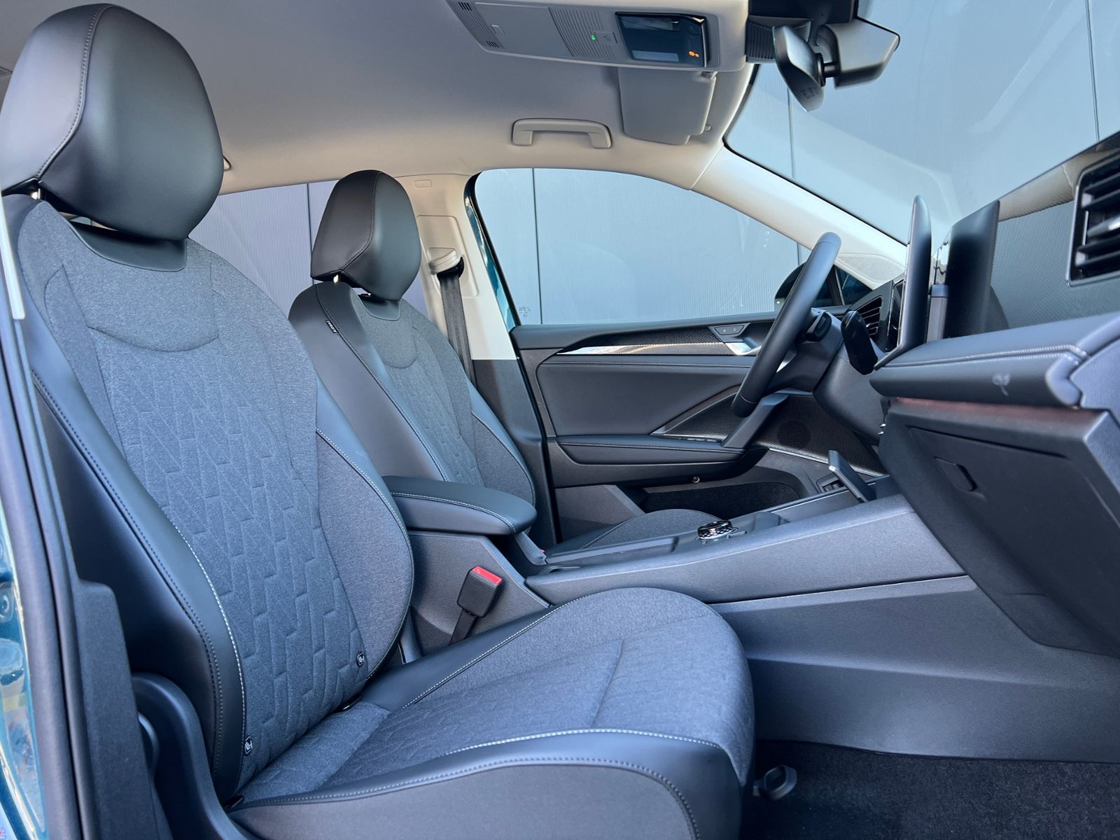 Fahrzeugabbildung Volkswagen Tiguan LIFE 1.5 eTSI DSG *AHK, LED Plus, Kamera,