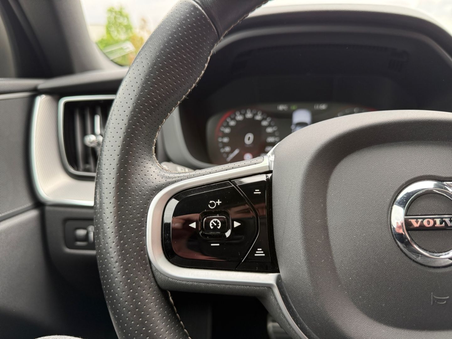 Volvo XC60 T5 AWD R Design LED HUD Pano HiFi digi CP foto 23