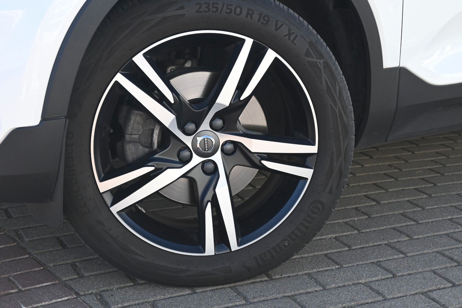 Fahrzeugabbildung Volvo XC40 T4 FWD Autom. R-Design*FSHZG*H&K*RFK*ACC*