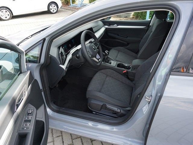 Fahrzeugabbildung Volkswagen Golf VIII TSI Life LED Navi AID ACC PDC SH LM