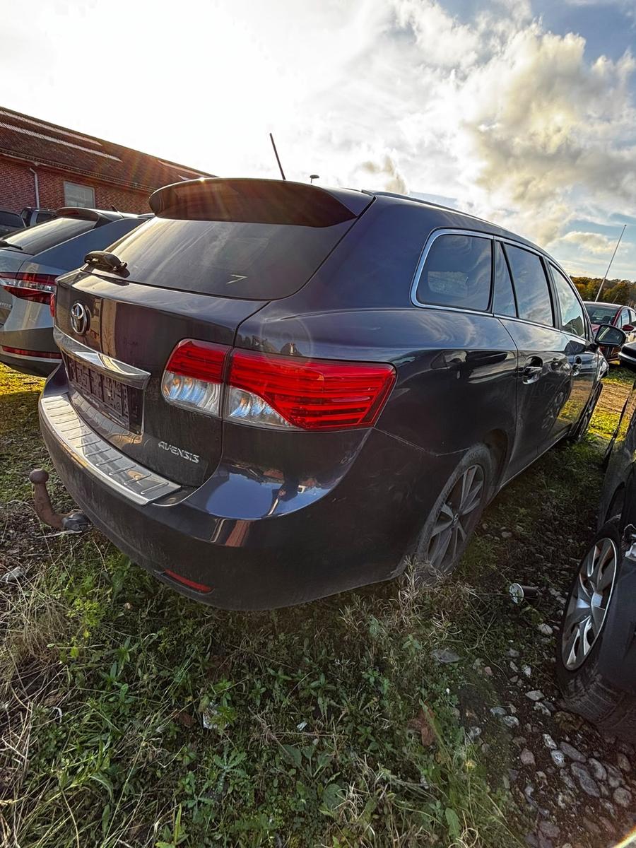 Toyota Avensis 2014 — engine 1.998 cm³, 126 HP (93kW)