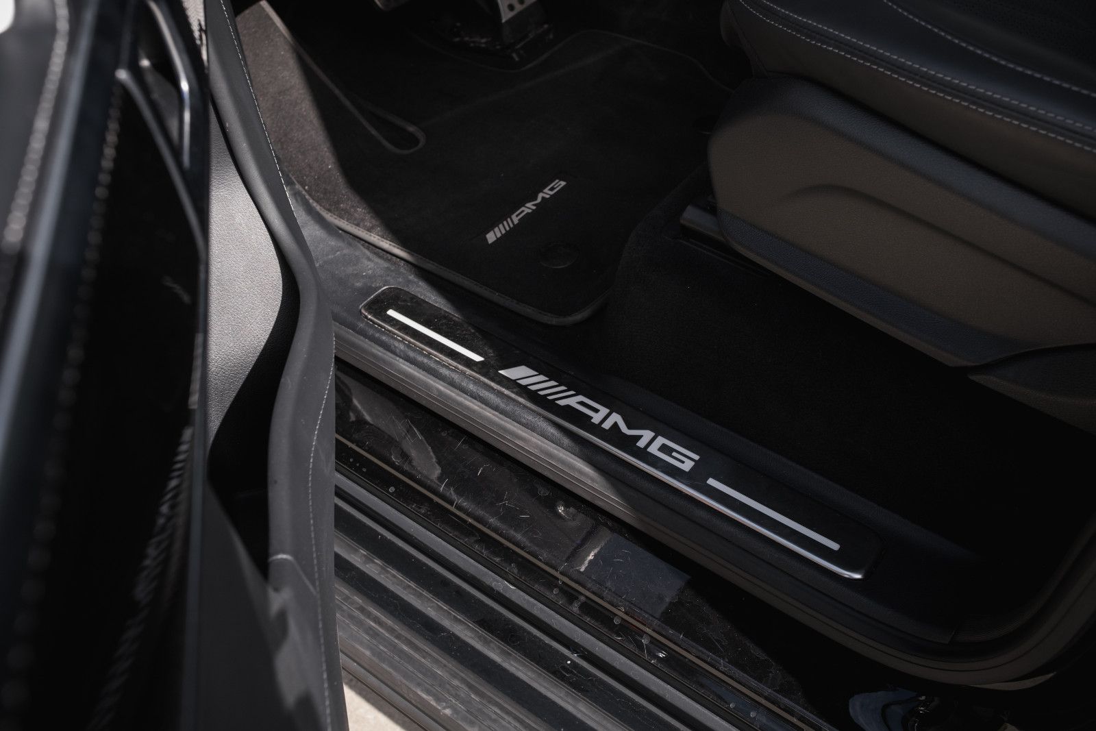 Fahrzeugabbildung Mercedes-Benz G 63 AMG-Perform.Paket-Superior-NightP.-Carbon