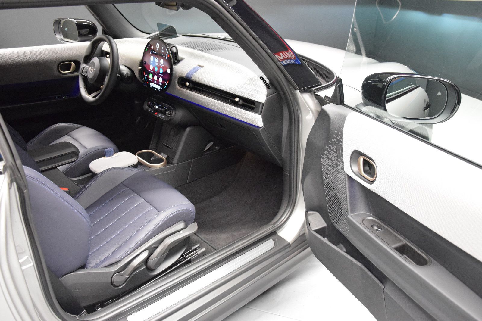 Fahrzeugabbildung MINI COOPER Mini 3-trg. Favoured Trim HeadUp Leder