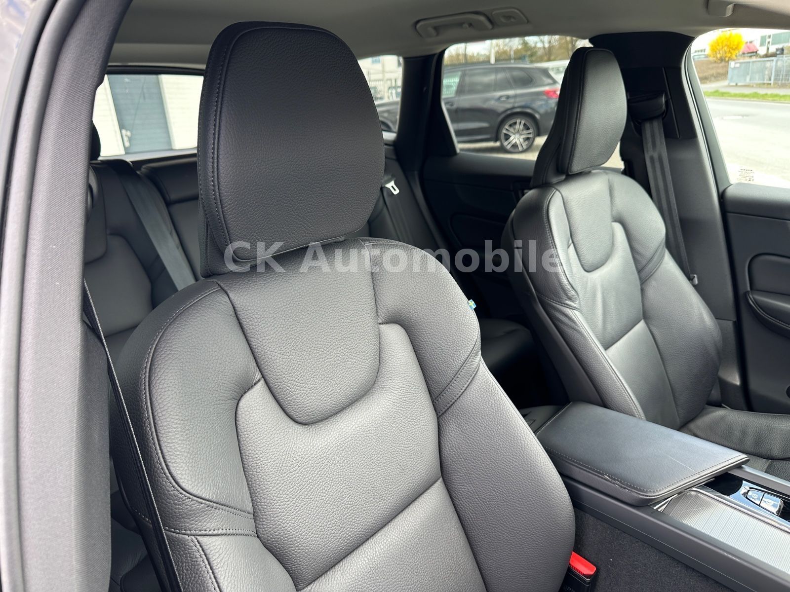 Fahrzeugabbildung Volvo XC60 B4 Plus Bright 2WD/Navi/Leder/Kam/LED/AHK