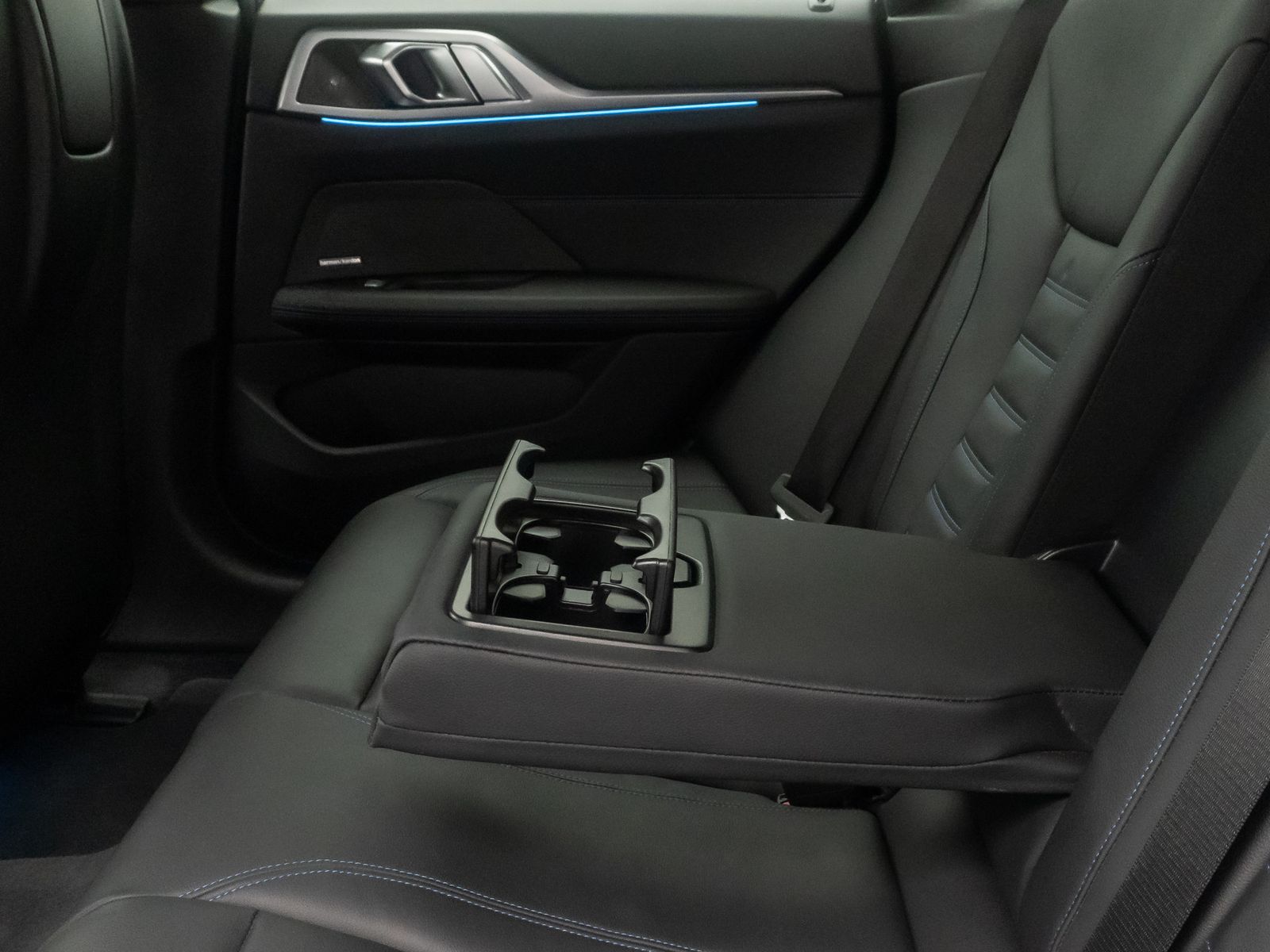 Fahrzeugabbildung BMW i4 M50 360° HUD AHK DAB Alarm H/K Komfort 18Zoll