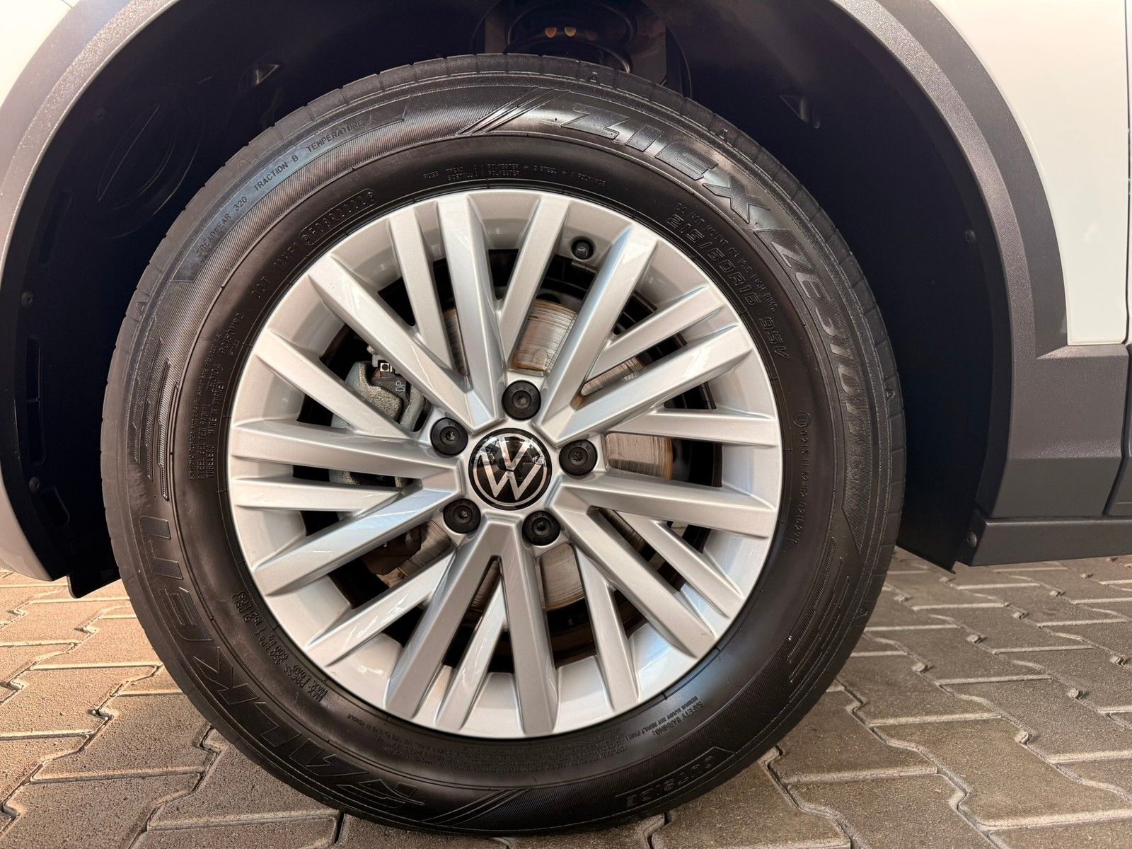 Fahrzeugabbildung Volkswagen T-Roc Life 1,5 TSI DSG +Discover Media +App-Con.