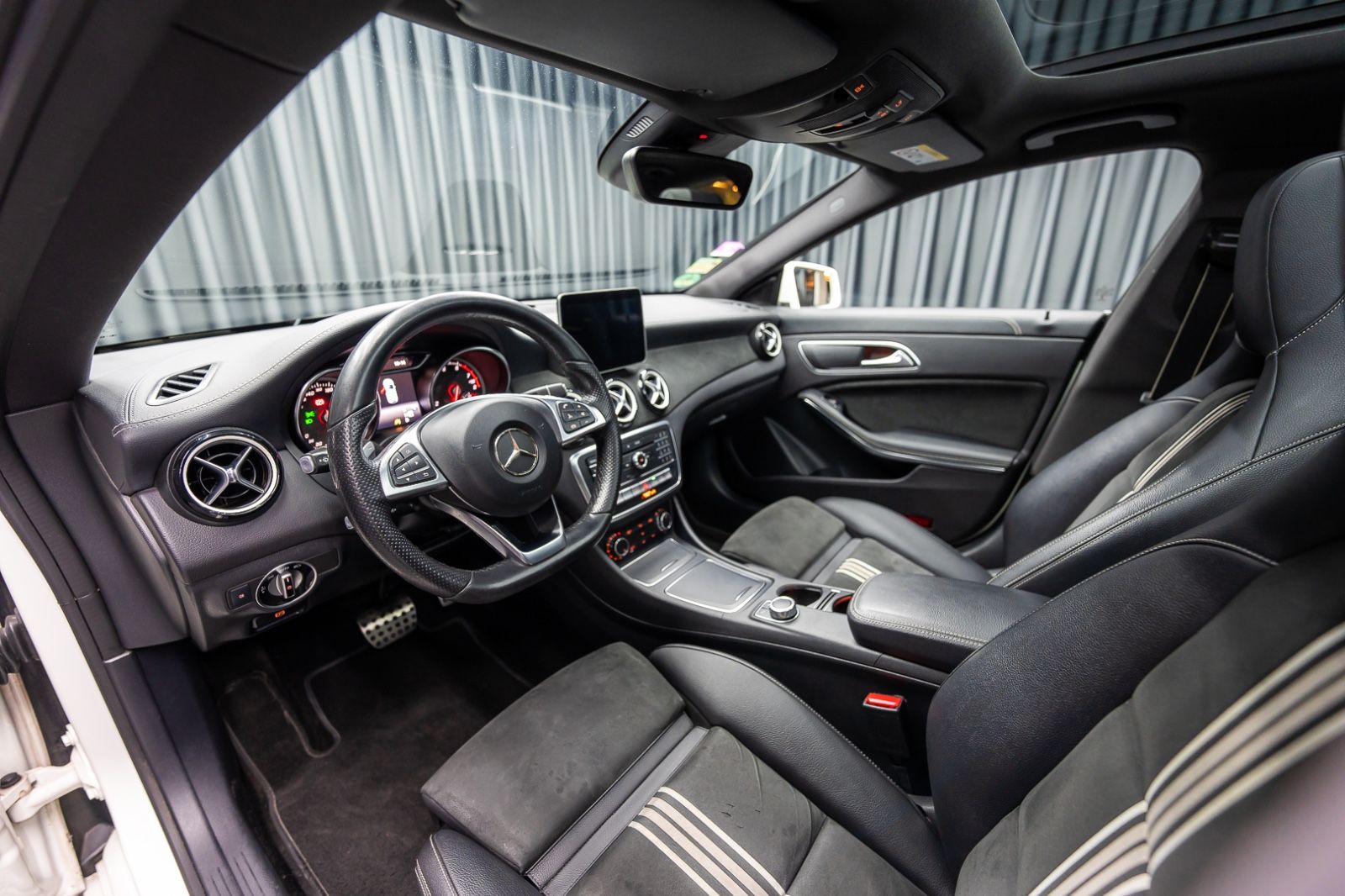 Fahrzeugabbildung Mercedes-Benz CLA 180 Shooting*AMG*Panorama*Keyless*PEAK*BSNS*