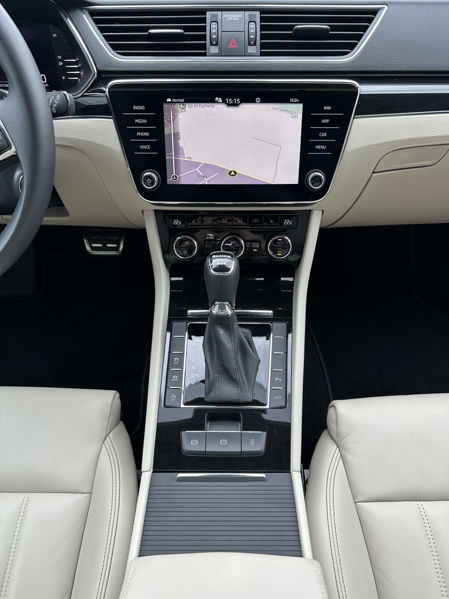 Fahrzeugabbildung SKODA Superb Combi 4x4 L&K NAV+MATRIX+ACC+PANO+CANTON