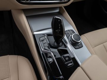 Fahrzeugabbildung BMW 530e xD Kamera Laser HUD DAB HiFi AHK ACC Komfor