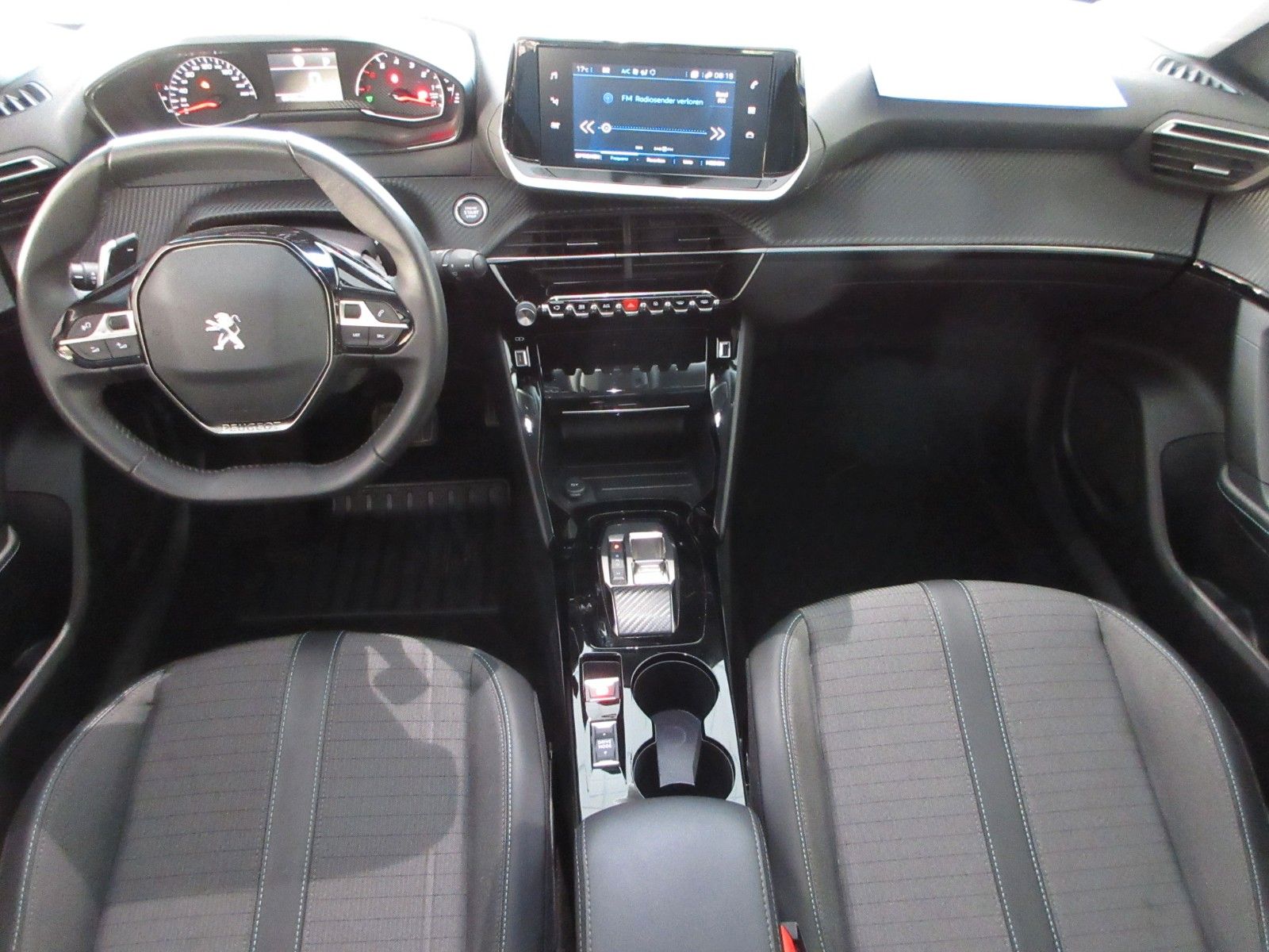 Fahrzeugabbildung Peugeot 2008 Allure 1.2T LED/NAVI/PDC/R´CAM/ALU