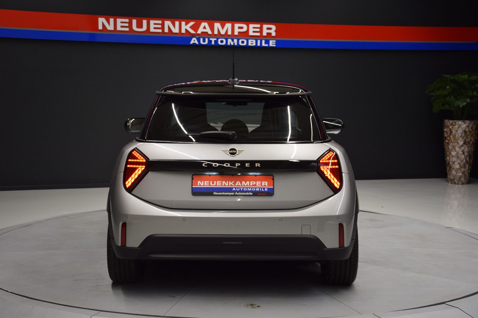 Fahrzeugabbildung MINI CooperCOOPER Mini 3-trg. Favoured Trim HUD Leder