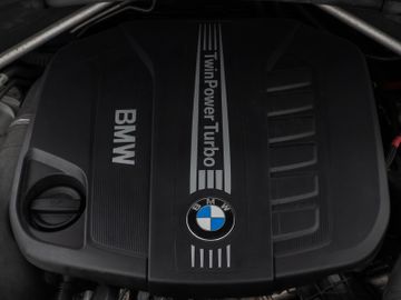 Fahrzeugabbildung BMW X5 xD40d M Sport Kamera Panorama HUD DAB H/K AHK