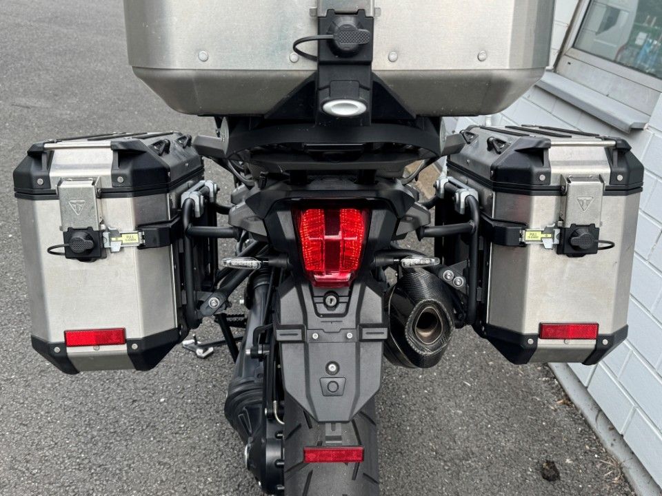 Fahrzeugabbildung Triumph Tiger 1200er Desert Edition Koffer Bügel Scheibe