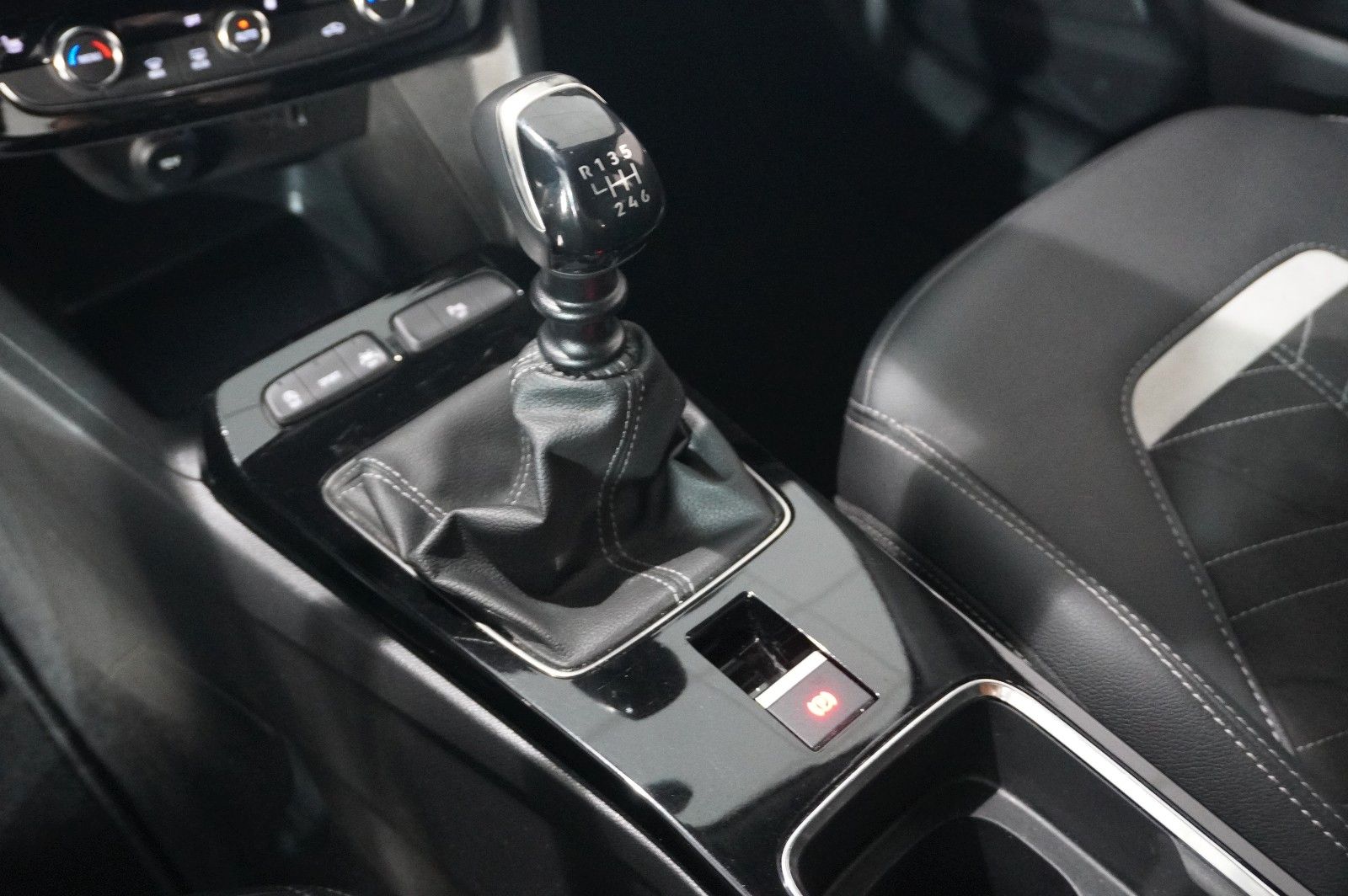 Fahrzeugabbildung Opel Mokka 1.2 Ultimate AHK/NAVI/SHZ/KAMERA/ACC/18"AL