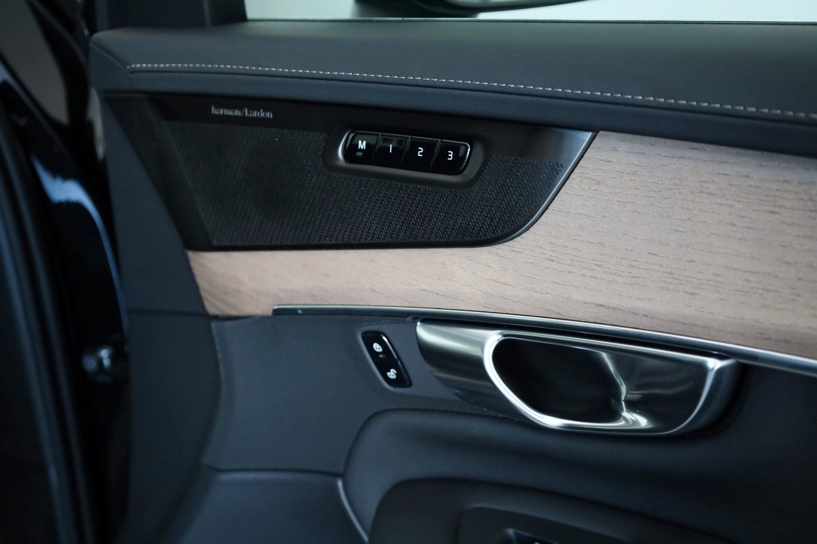 Fahrzeugabbildung Volvo XC90 Plus Bright AWD,7Sitze4xSH,360Kam.,HUD,,AHK