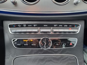 Fahrzeugabbildung Mercedes-Benz E 200 9-AT AMG-Line LED NAVI PARK-PAKET