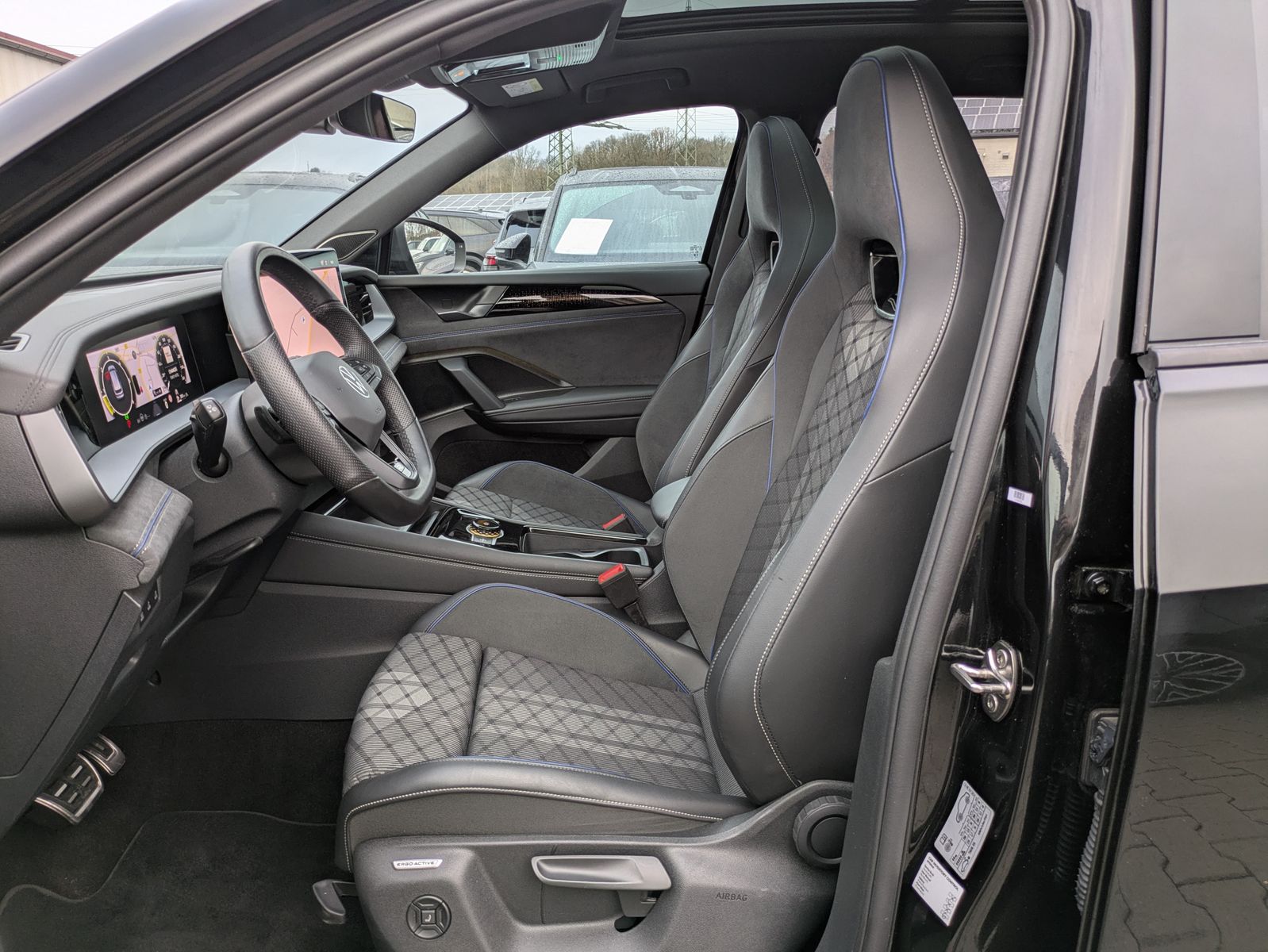 Fahrzeugabbildung Volkswagen Tayron 2.0 TDI 4M R-Line BLACK*7S*IQ-L.*PANO*HUD