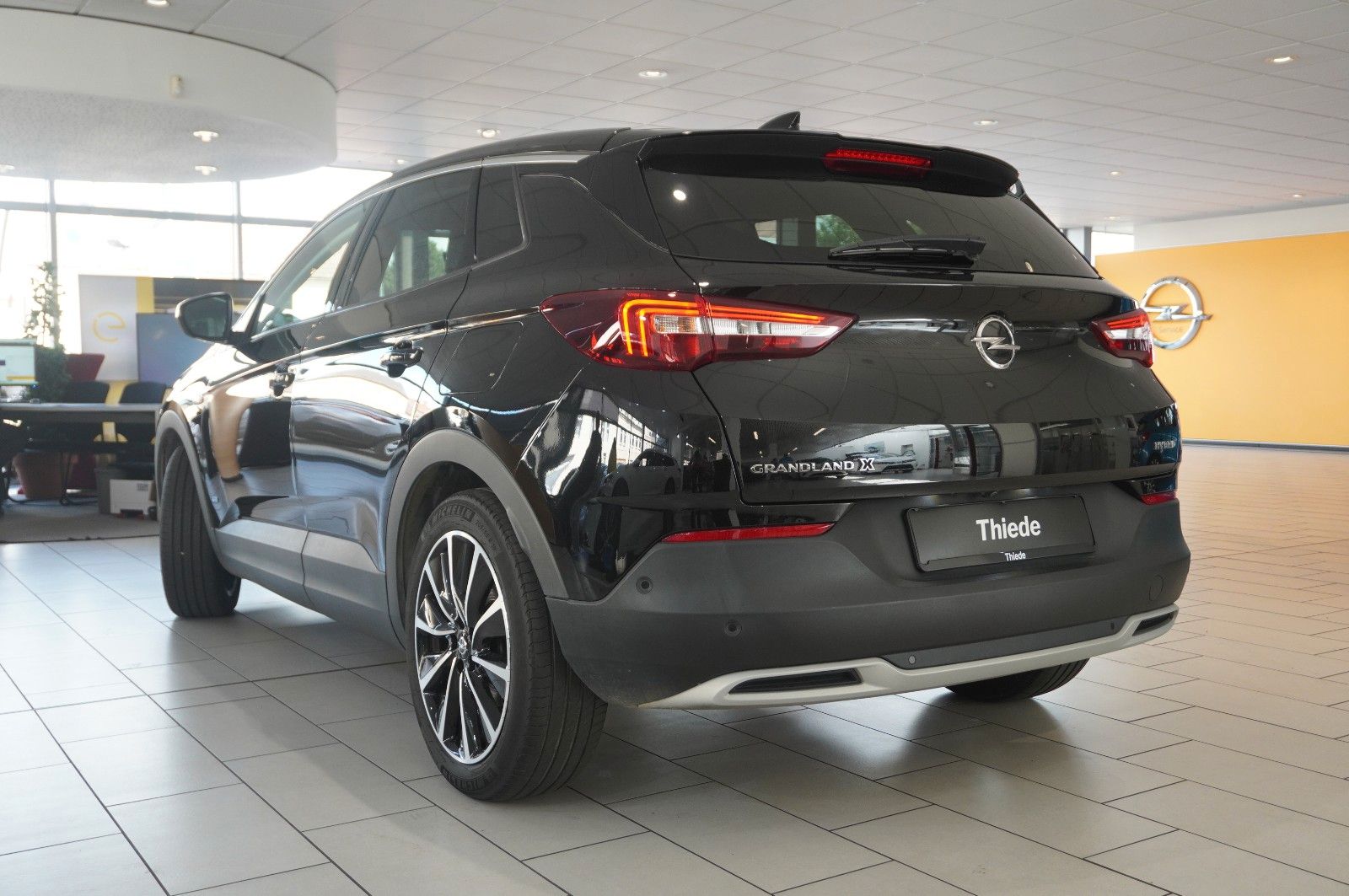 Fahrzeugabbildung Opel Grandland (X) 1.6 HYBRID ELEG. NAVI/360°/LED/DAB
