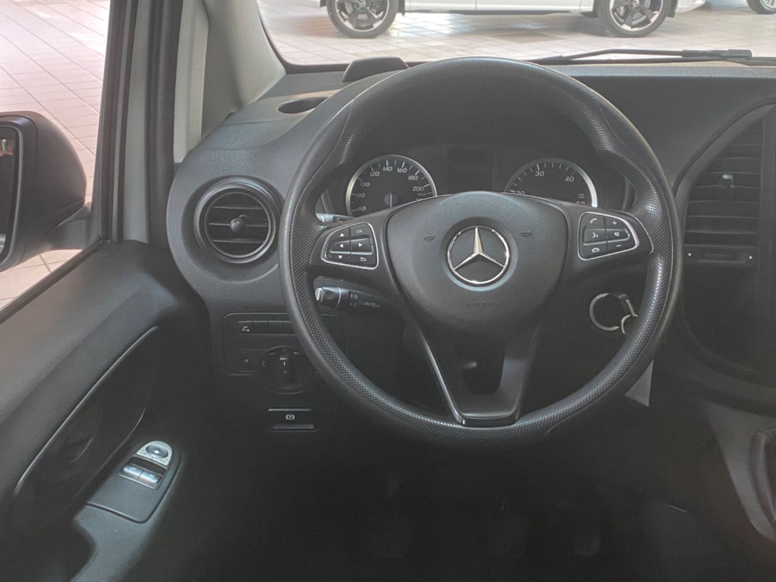 Fahrzeugabbildung Mercedes-Benz Vito Mixto 111 CDI FWD lang *Werkstattwagen*