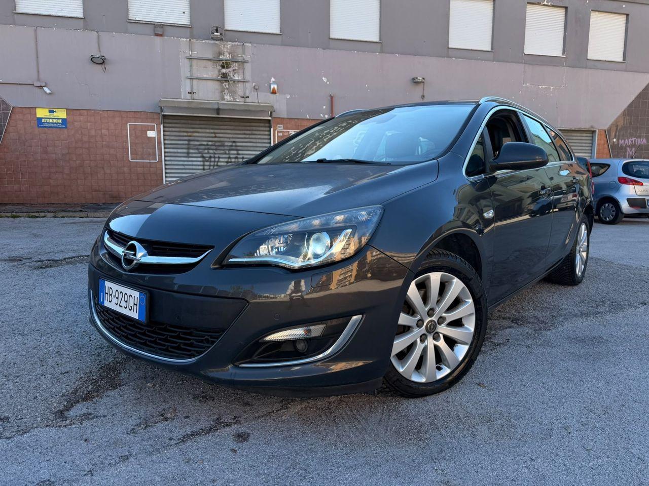 Opel Astra 2013 — rear view