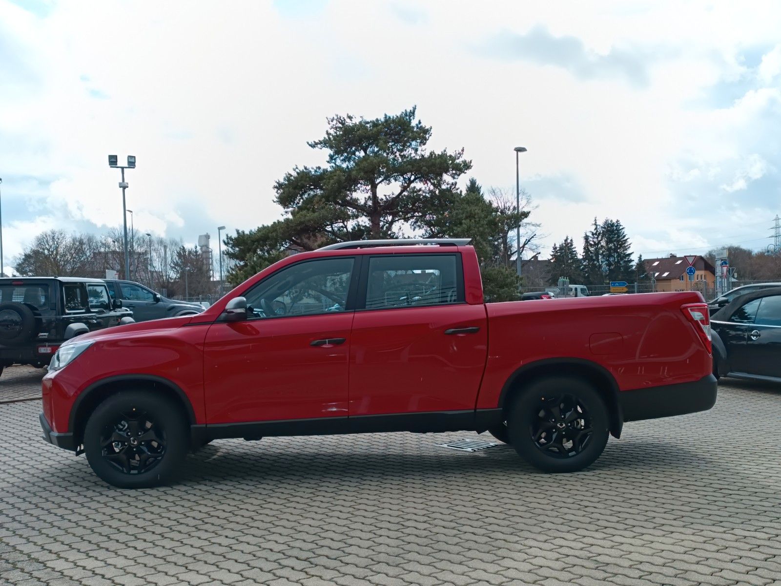 Fahrzeugabbildung Ssangyong Musso Grand 2.2d AT 4x4 BLACK LEDER+XENON+SD+AHK