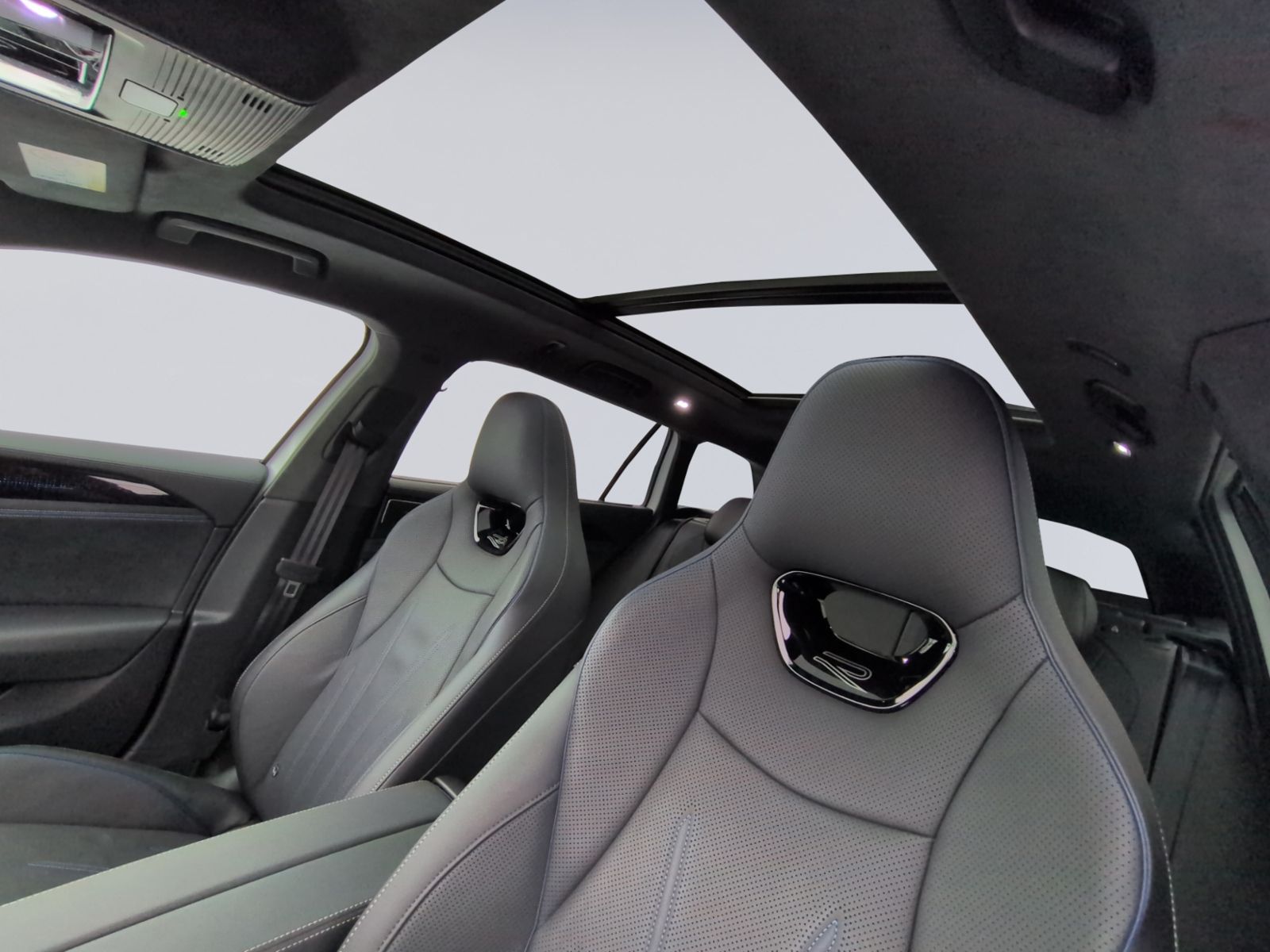 Passat Variant 2.0 TDI 4M R-Line STHZ+PANO+AHK+D