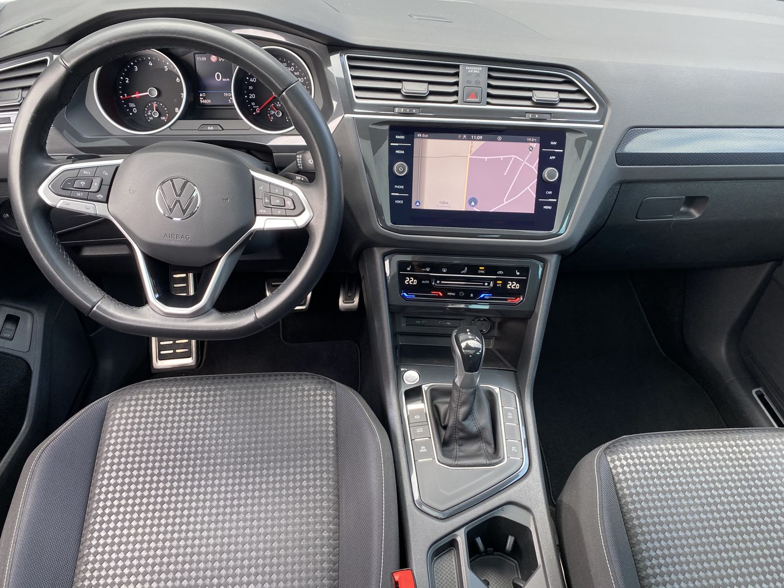 Fahrzeugabbildung Volkswagen Tiguan 1.5 TSI DSG United NAV+LED+AHK+PANO+360°