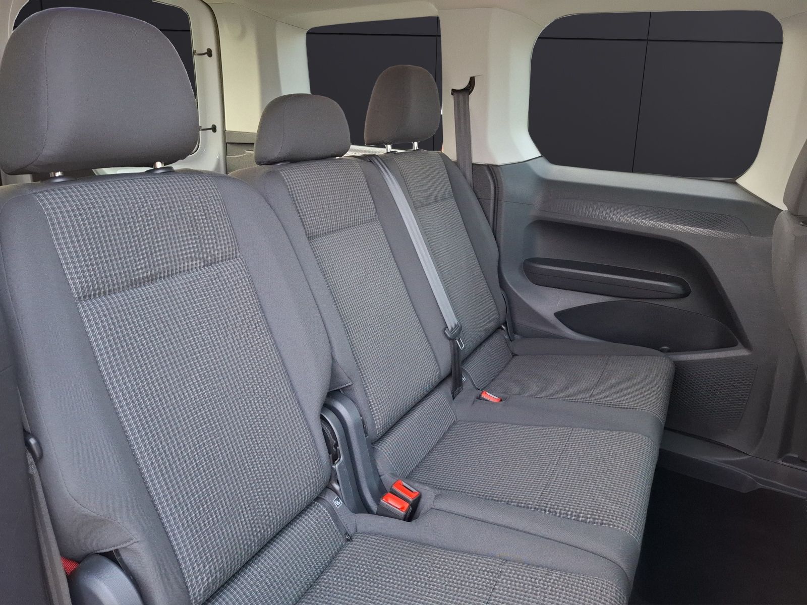 Fahrzeugabbildung Volkswagen Caddy TDI Kombi AHK Klima GRA PDC ISOFIX hinten