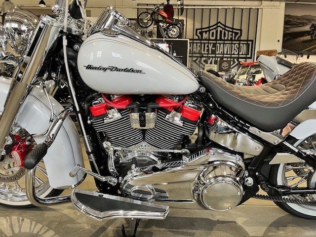 Fahrzeugabbildung Harley-Davidson FLDE Deluxe Chicano Umbau Mega Bike