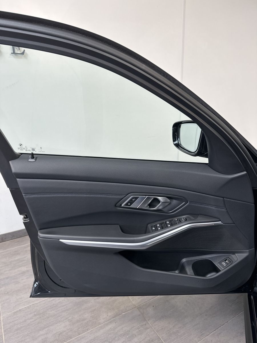 Fahrzeugabbildung BMW 320d Touring M-Sport NAV+LED+ACC+SHZ+VCOCKPIT+PP