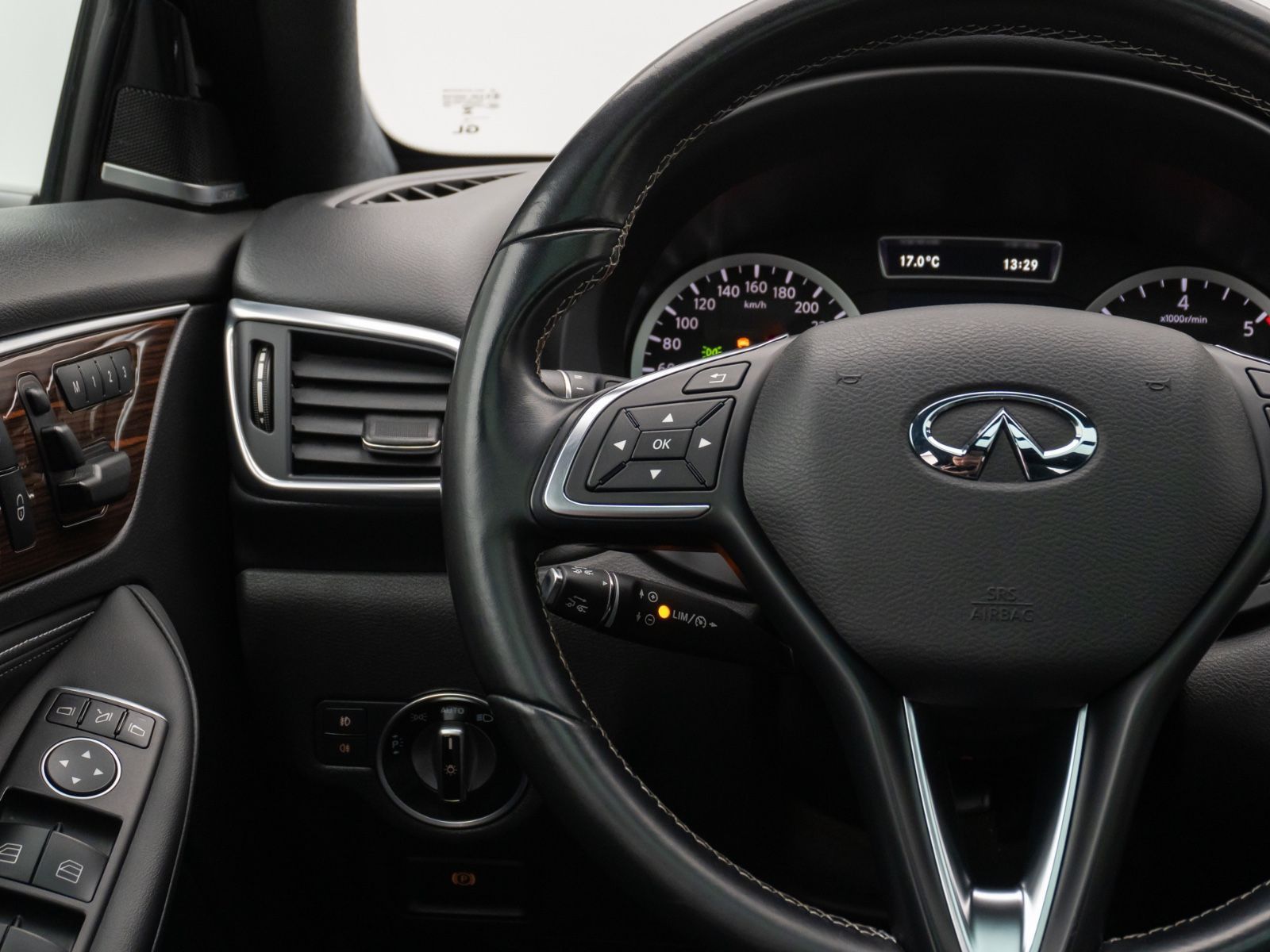 Fahrzeugabbildung Infiniti Q30 2.2 d Premium 360°Panorama Navi Sitzhzg LED