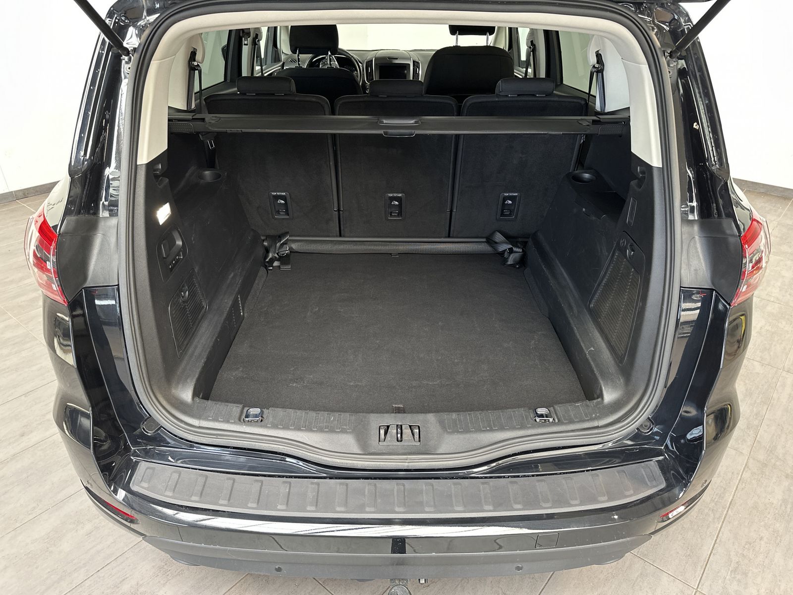Fahrzeugabbildung Ford S-MAX 2.0 EB Aut. Titanium NAV+AHK+CARPLAY+VCOCK