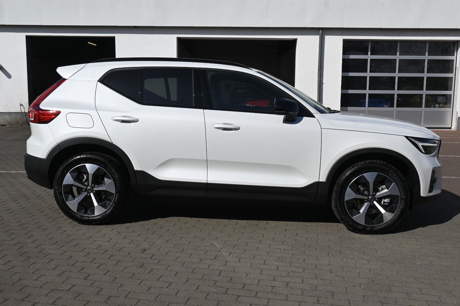 Fahrzeugabbildung Volvo XC40 B3 DKG Plus Dark*H&K*FSHZG*360°*ACC*AHK