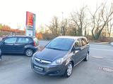 Opel Zafira 1.8 Family Plus AHK PDC NAVI KLIMATRONIC - Opel Zafira mit Benzin-Antrieb: Kleinbus, 1.8