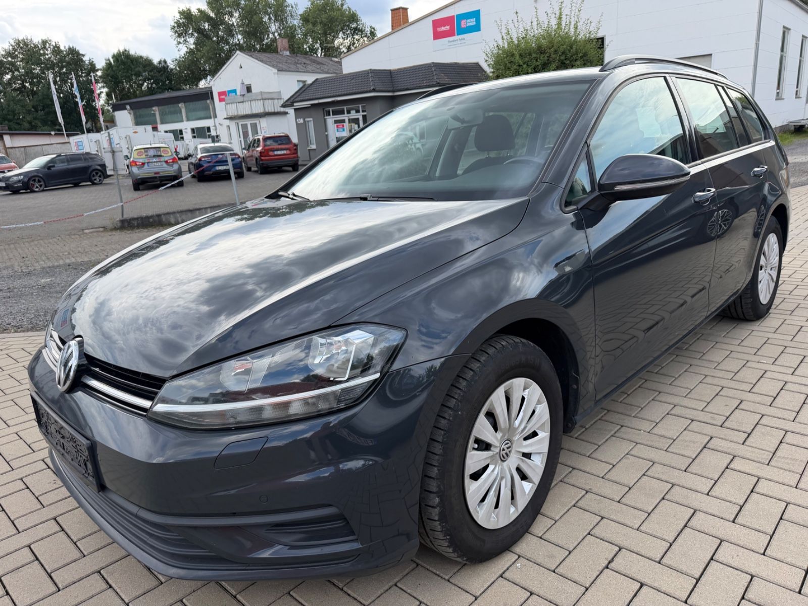 Volkswagen Golf - 1