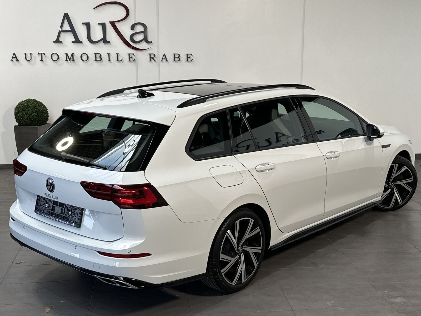 Fahrzeugabbildung Volkswagen Golf Variant R-Line NAV+IQ-LIGHT+AHK+PANO+KAM+VC
