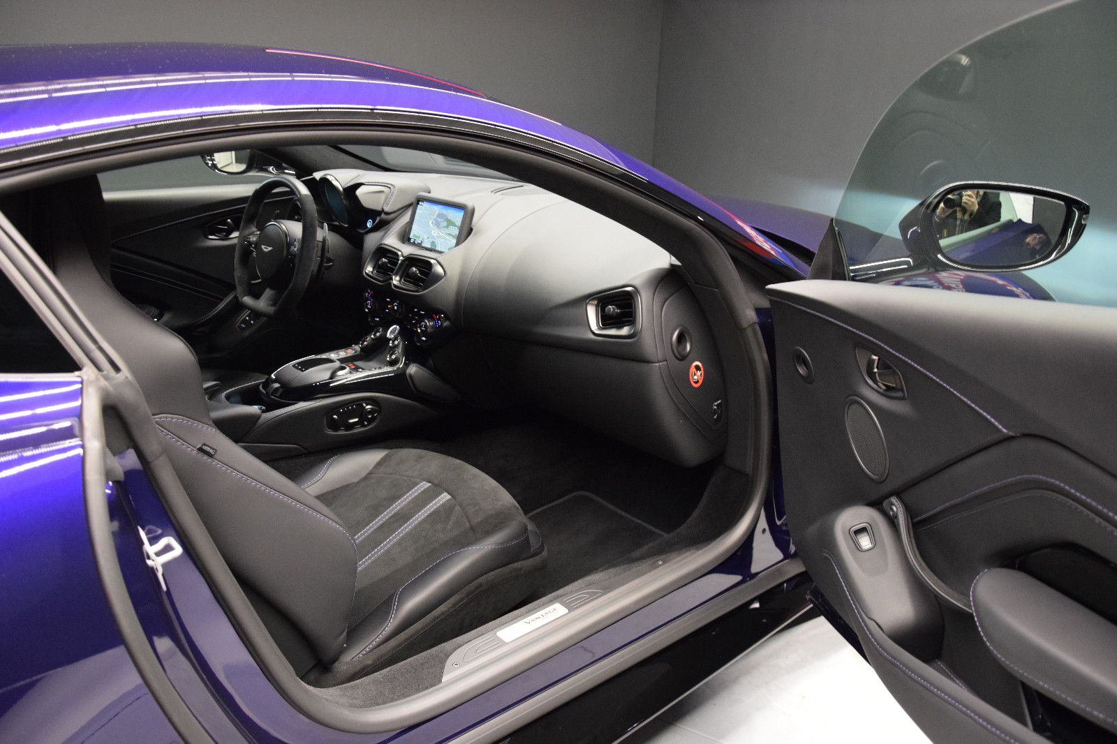 Fahrzeugabbildung Aston Martin V8 Vantage 4.0 V8 02/2027 Garantie