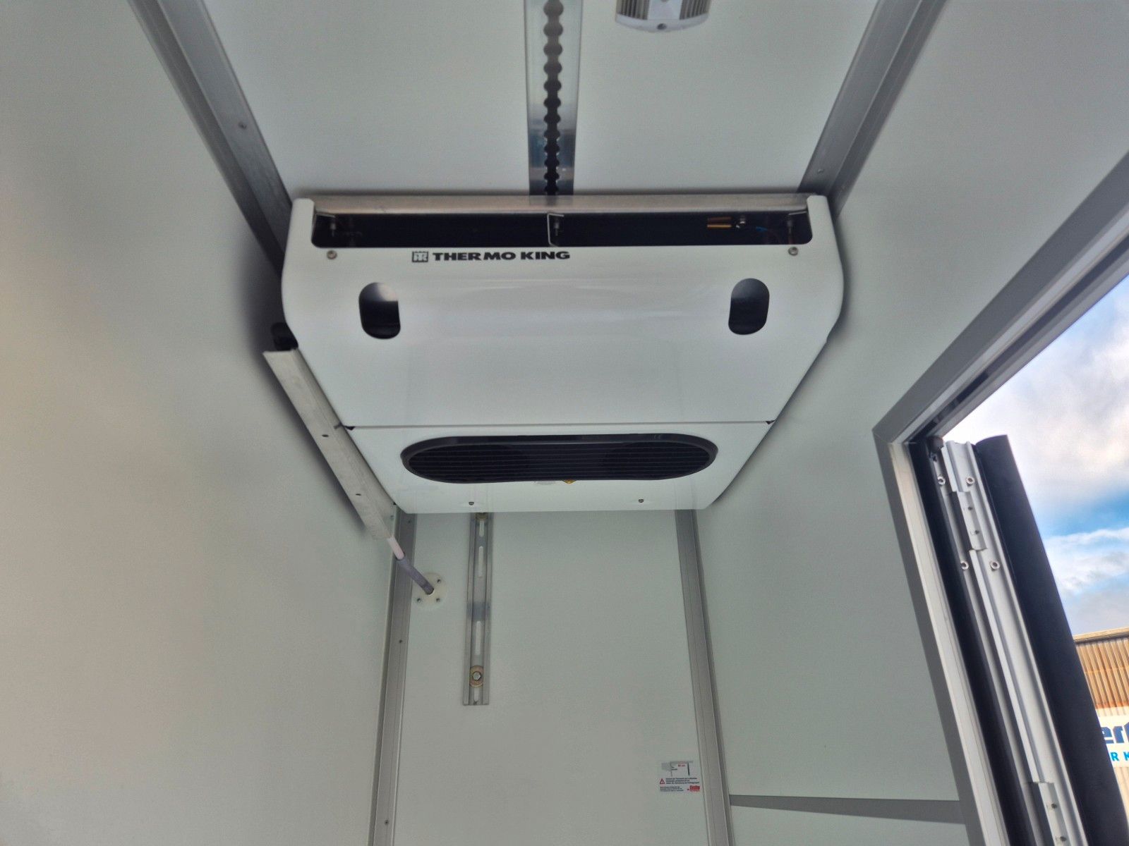 Fahrzeugabbildung Iveco Eurocargo ML160E28 ThermoKing R1200R LBW Tür AHK