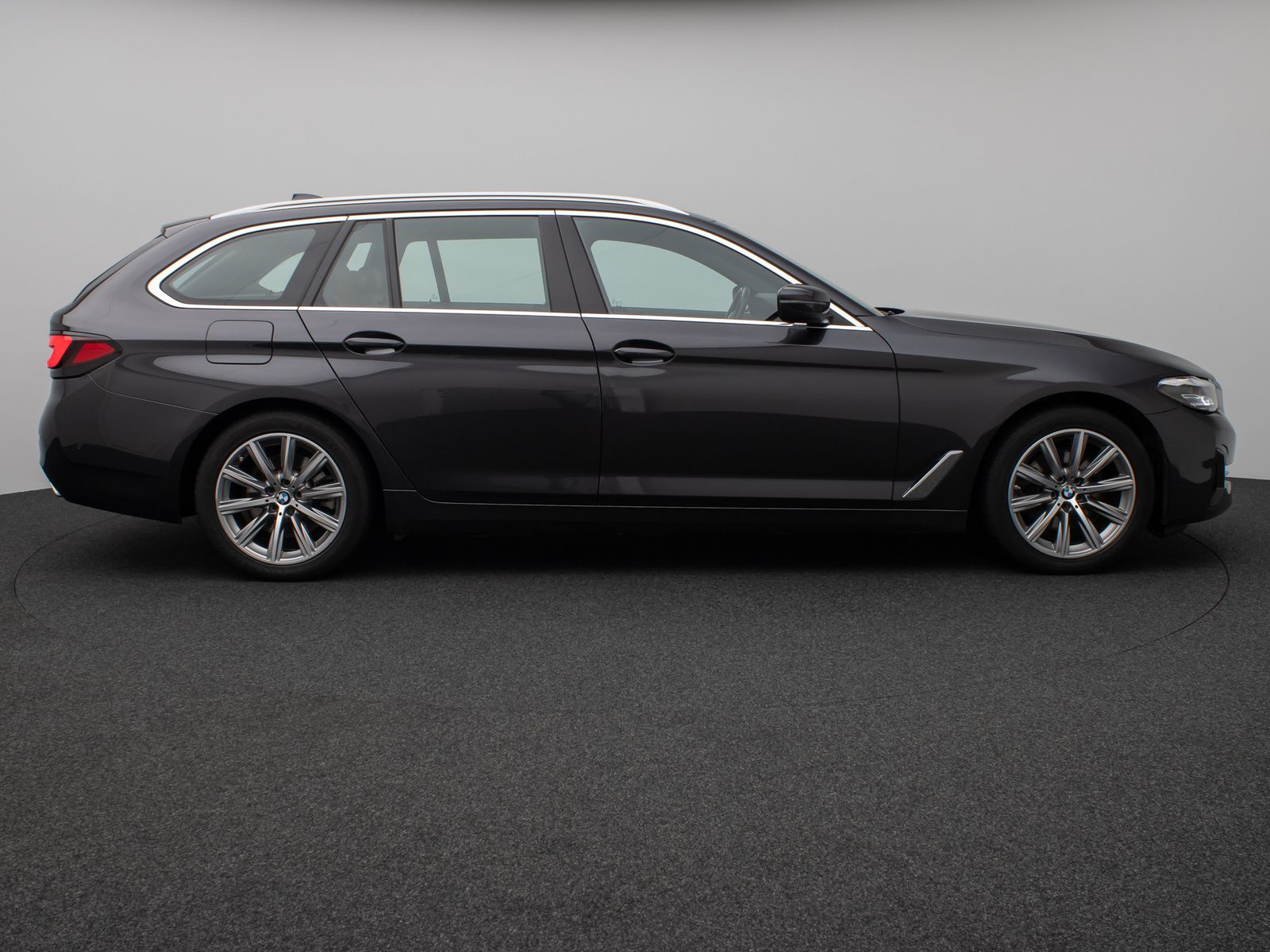 Fahrzeugabbildung BMW 520d Panorama DAB Leder AHK Alarm M Sport 18Zoll