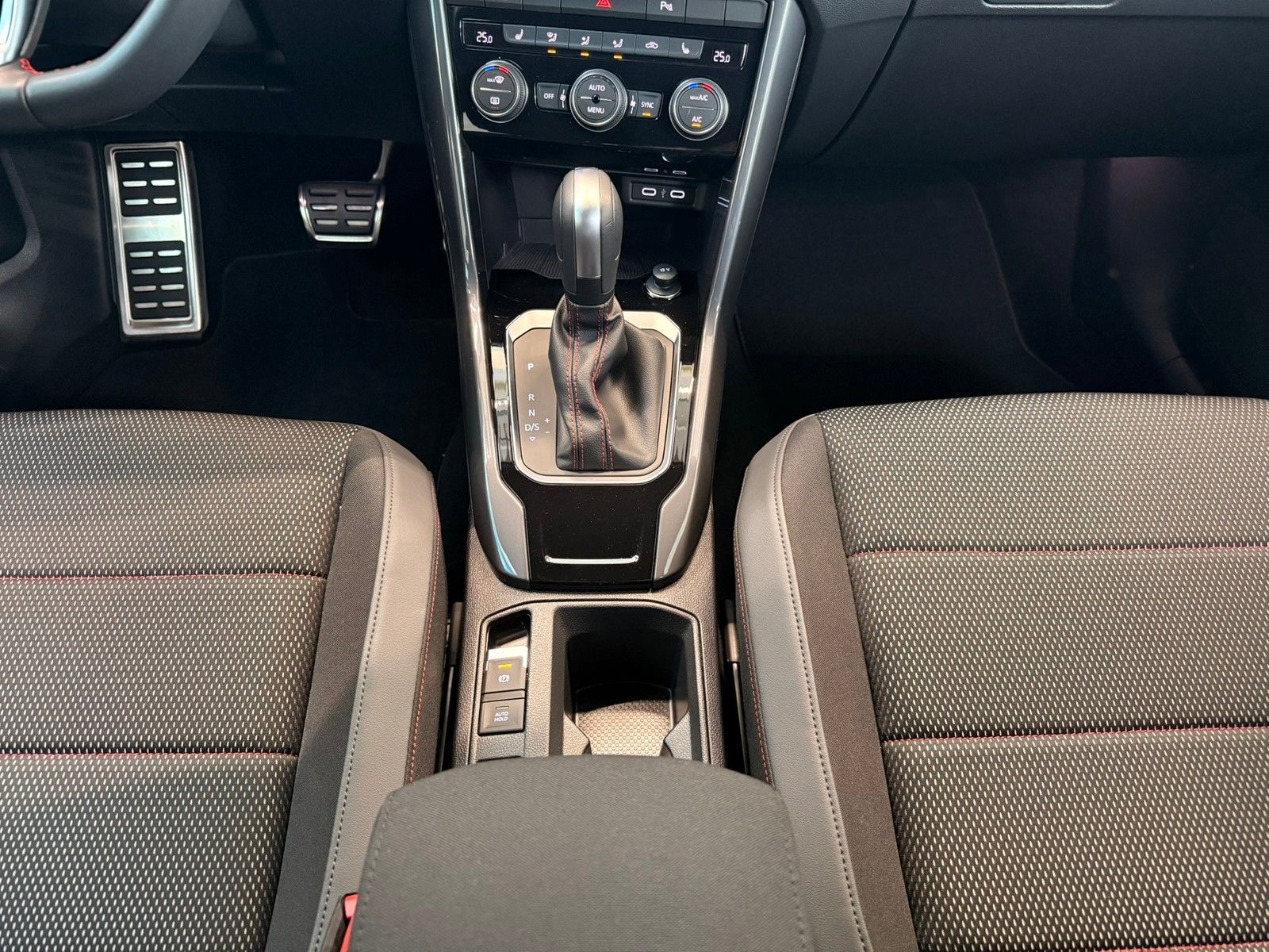 Fahrzeugabbildung Volkswagen T-Roc 1.5 TSI Sport DSG +AHK+Navi+ACC+Light-Ass.