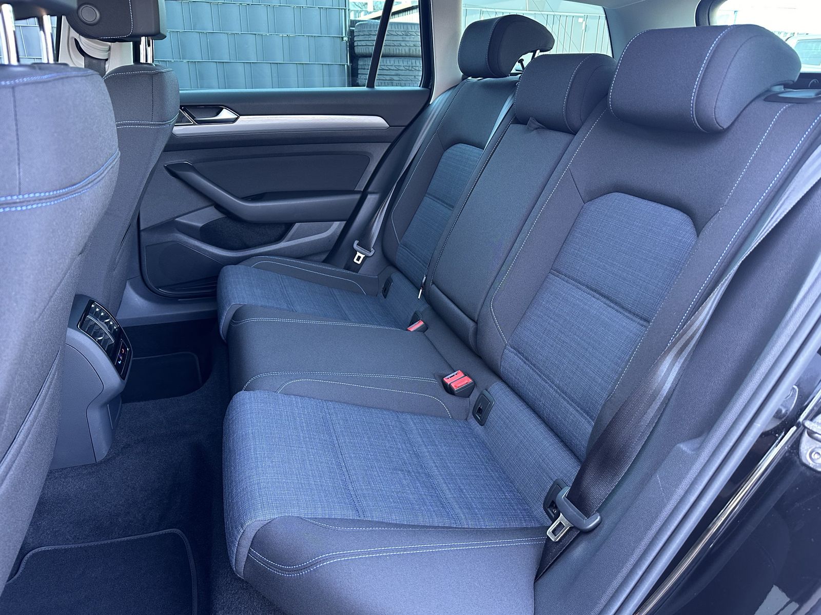 Fahrzeugabbildung Volkswagen Passat Variant 1.4 TSI DSG GTE NAV+LED+AHK+ACC