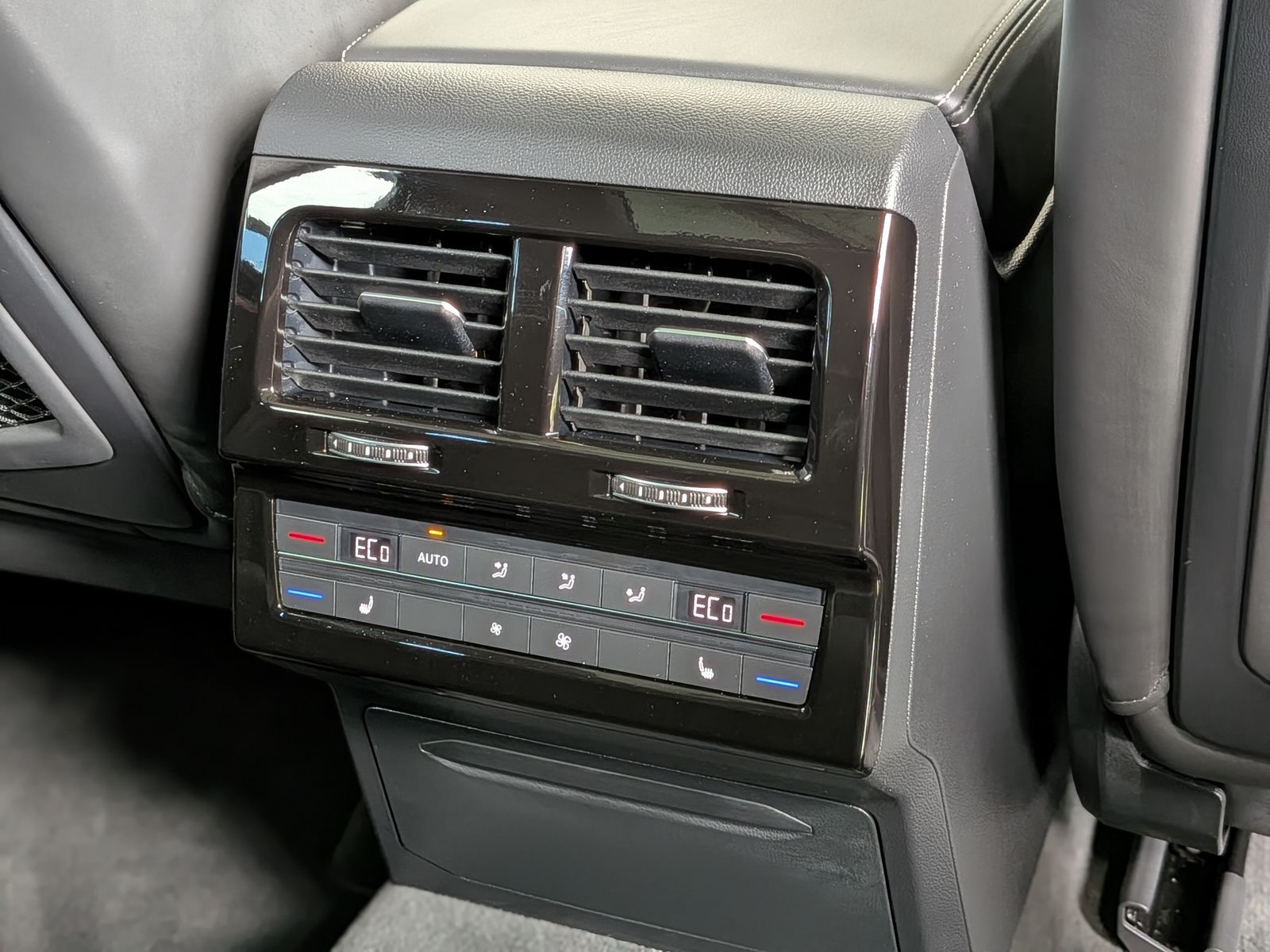 Fahrzeugabbildung Volkswagen Touareg 3.0TDI 4M R-Line VOLL Black 22" UPE 114T