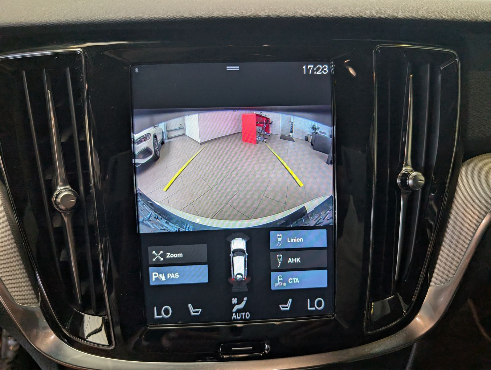 Fahrzeugabbildung Volvo V60 T8 R-Design AWD H/K Cam HUD StHz Pano AHK